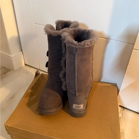 UGG boots - Picture 2 of 3